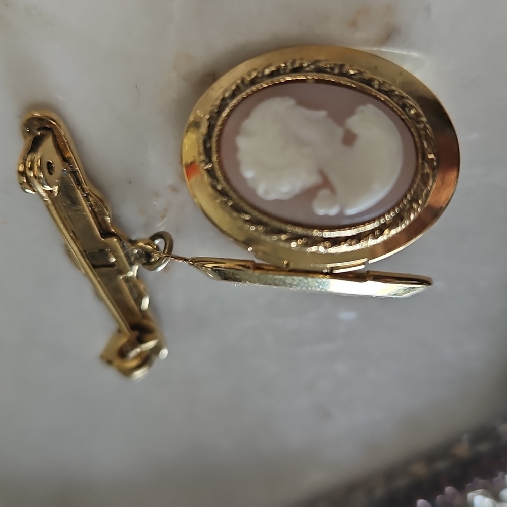 Elegant Vintage gold tone Cameo Locket Brooch Victorian in Style Vtg 1960s - Picture 6 of 6
